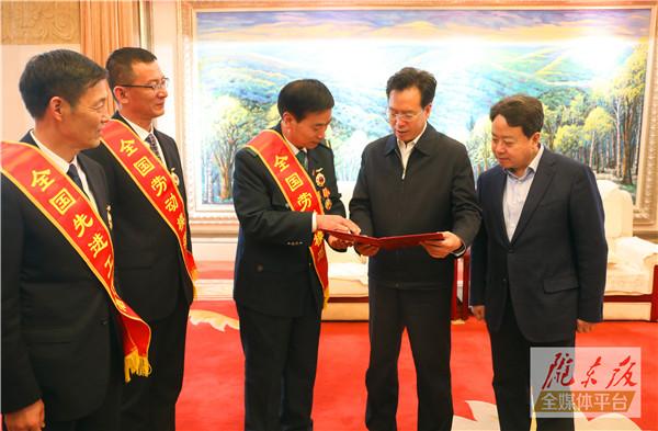 慶陽市3名全國(guó)勞動(dòng)模范和先進(jìn)工作者載譽(yù)歸來！贠建民盧小亨親切會(huì)見