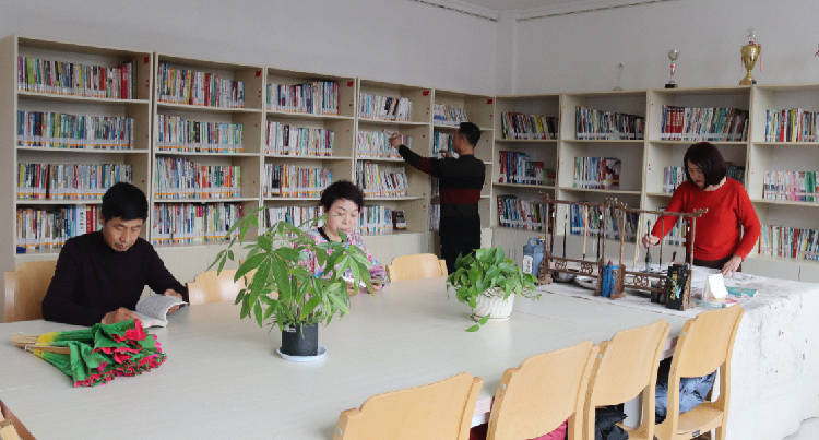居民在社區(qū)城市書吧看書、繪畫。  通訊員  郭芳  攝  