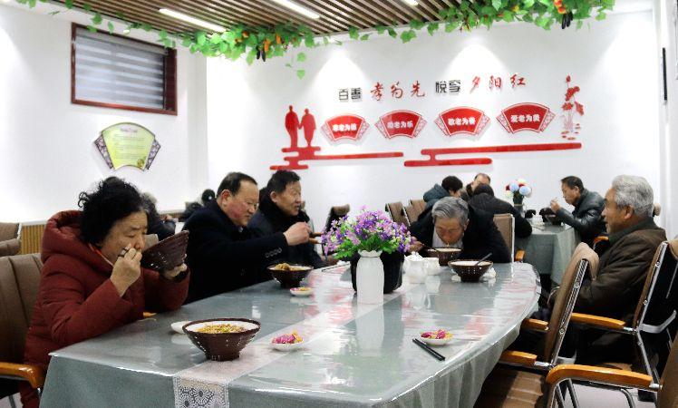 南苑路社區(qū)，老人在“老年餐桌”就餐。  通訊員  耿洋洋  攝  