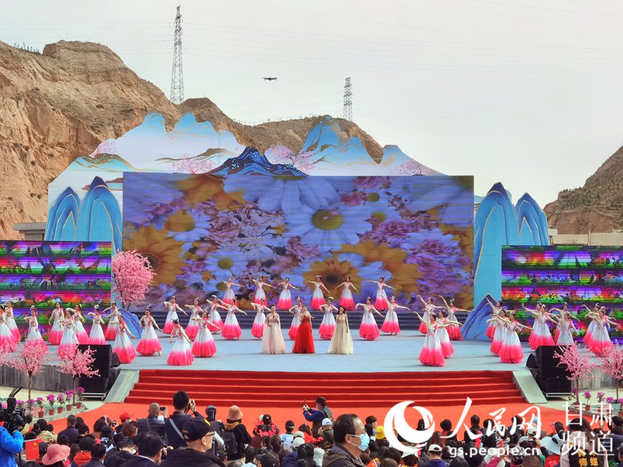 第38屆蘭州桃花旅游節(jié)開幕式上的舞蹈表演。 人民網(wǎng) 高翔攝