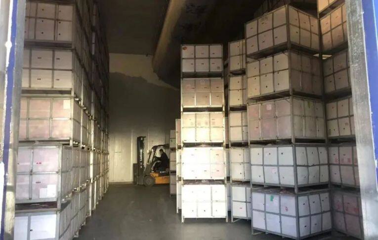 恒溫保鮮冷藏庫里存放的裝滿蘋果的果筐。