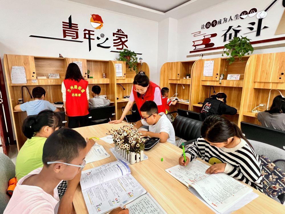 青春之光在基層閃耀——慶陽市大學(xué)生社會實(shí)踐活動(dòng)豐富多彩