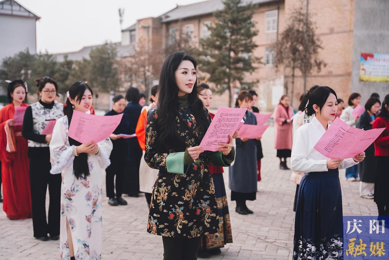 【攝影報道】春日有約不負(fù)芬芳 ——市委宣傳部、市委統(tǒng)戰(zhàn)部、市融媒體中心女職工攜手共慶“三八”國際勞動婦女節(jié)