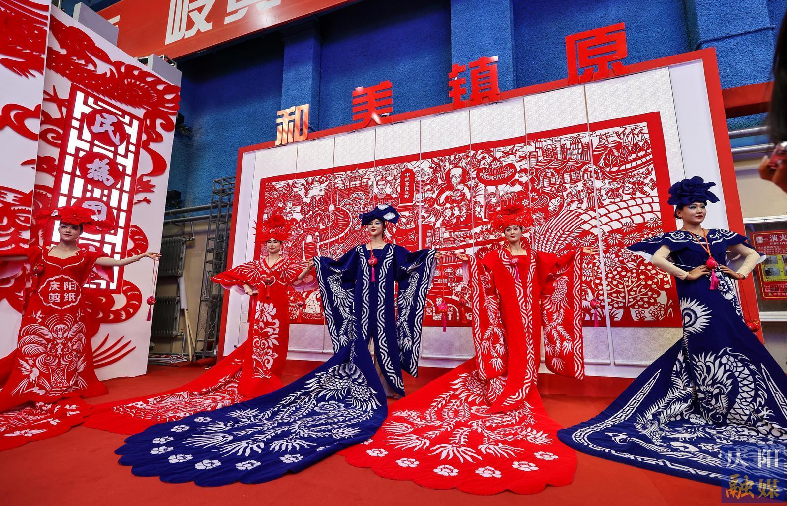【攝影報道】香包、刺繡、剪紙……慶陽民俗文化精品展區(qū)中哪些展品驚艷到你