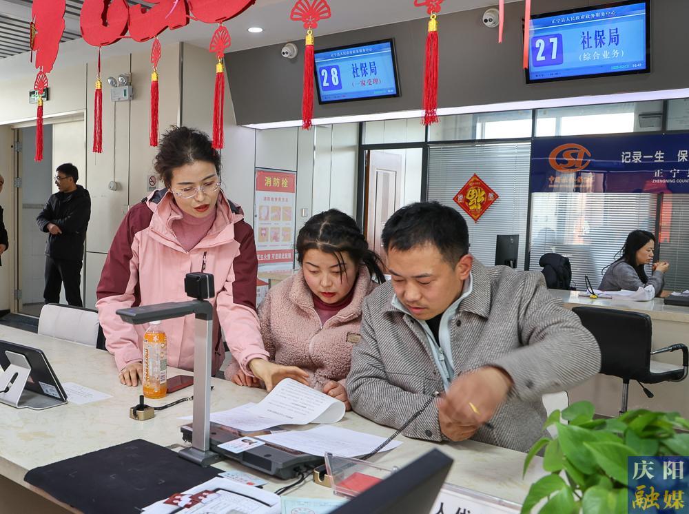 【攝影報(bào)道】正寧縣“小寧幫辦”：政務(wù)服務(wù)新亮點(diǎn)，提升群眾滿意度