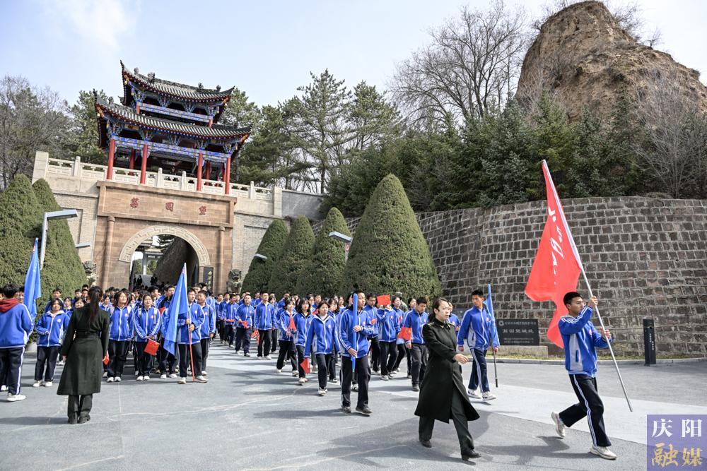 【攝影報道】慶陽第六中學(xué)開展“緬懷革命先烈 厚植家國情懷”思政教育實(shí)踐活動